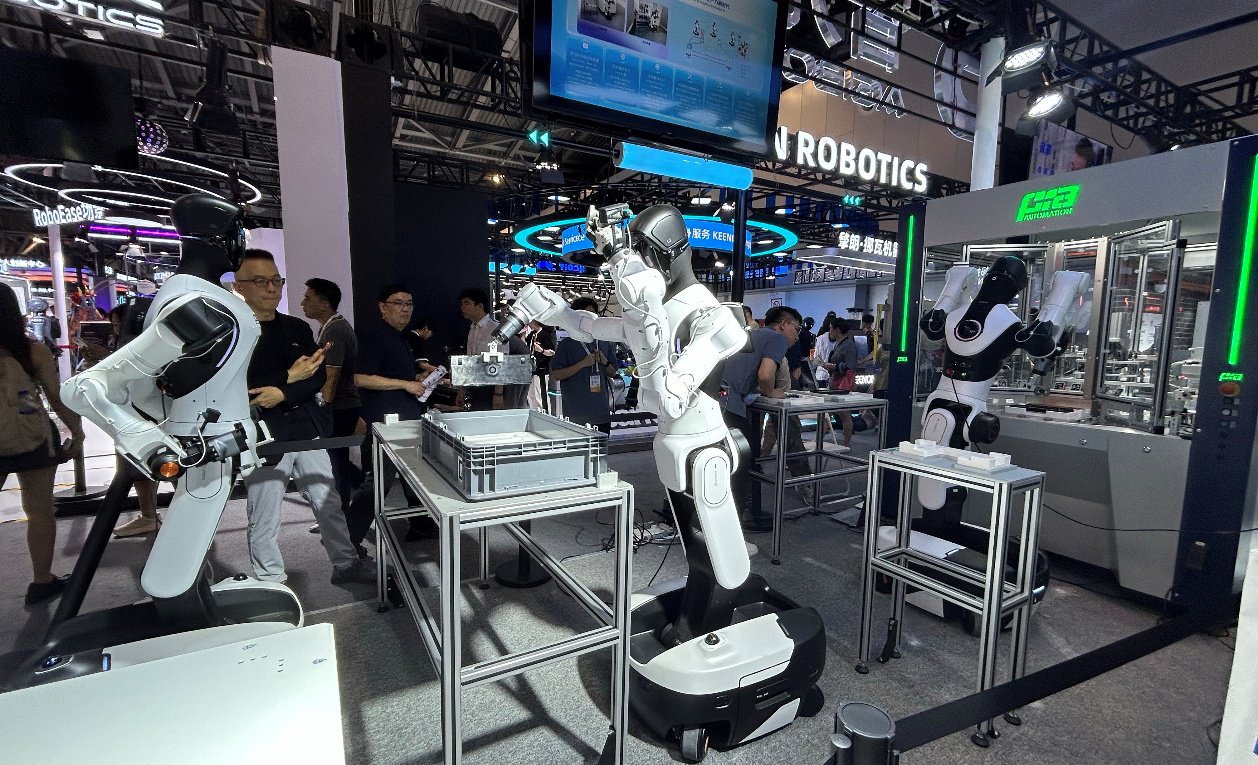     WAIC现场展示均普智能小型“超自动化产线” （受访者供图）