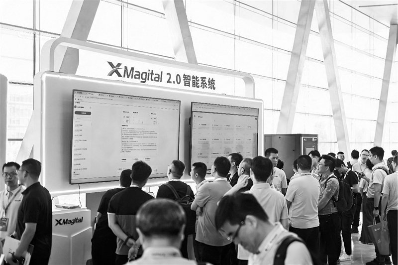 XMagital工业AI生态伙伴大会上，观众观看XMagital 2.0智能系统。受访单位供图